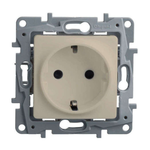 Розетка с/з со шторками, винт. клем. Слоновая кость Legrand Etika