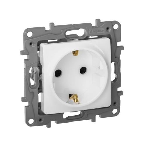 Розетка с/з со шторками, винт. клем. Бел Legrand Etika